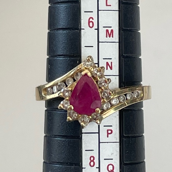 Pear cut ruby ring accented by diamonds on a 14k yellow gold band size 7 - Picture 2 of 3